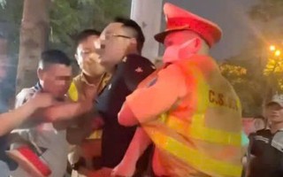 Bắt người đàn ông say rượu, chửi bới, đe dọa CSGT