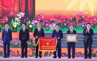Chủ tịch nước Lương Cường trao danh hiệu Thành phố Anh hùng cho TP Hải Phòng