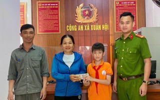 Nhặt được 61 triệu đồng, bé trai lên công an nhờ trao trả lại cho người đánh rơi