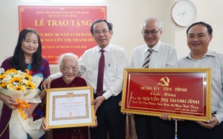 Bí thư Thành ủy TP HCM trao tỷ lệ kèo góc nhà cái 80 năm tuổi Đảng cho đảng viên Nguyễn Thị Thanh Bình