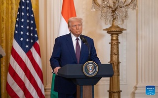 Tổng thống Donald Trump gây tranh cãi với sắc lệnh giảm giá thuốc
