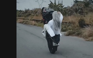 Người đàn ông điều khiển xe máy bằng chân, "bốc đầu" bằng 1 tay ở Bình Dương