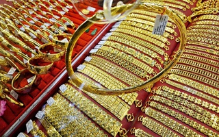 Sáng 14-5, giá vàng miếng SJC bỏ xa giá thế giới