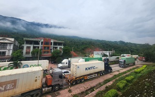 Cửa khẩu Cha Lo "tê liệt" cả ngày, vì sao đến sáng nay mới thông xe?
