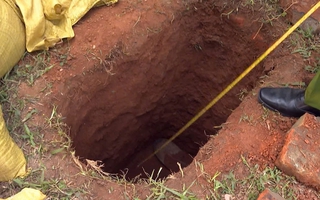 Lăng mộ vua Lê Túc Tông bị đào sâu 1,6 m, phá vỡ bia đá