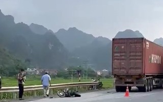 Tai nạn liên hoàn giữa xe đầu kéo và 3 xe máy, 2 người thương vong