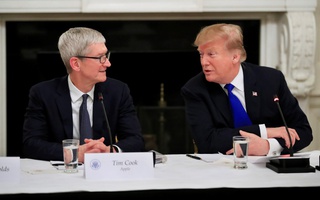 Ông Donald Trump đưa ra yêu cầu đặc biệt về iPhone với CEO Apple