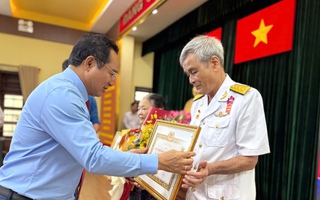 TP HCM: Quận 1 biểu dương điển hình học Bác, trao Huy hiệu Đảng dịp sinh nhật Người