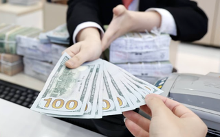 Giá USD tại Việt Nam giảm mạnh