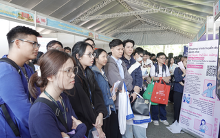 Hàng ngàn sinh viên "săn" việc làm tại ngày hội tuyển dụng ở TP HCM