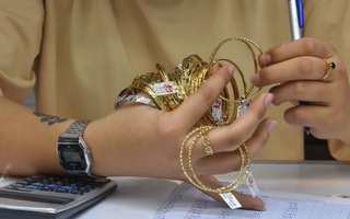 Giá vàng hôm nay, 17-5: Lao dốc mạnh