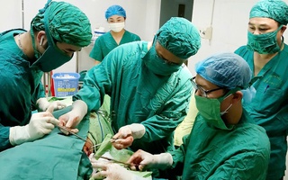 Bất ngờ với vật thể “ẩn mình” hơn 2 năm trong lồng ngực cụ bà 95 tuổi