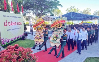 Dâng hoa tại Di tích Cảng Quy nhơn - Địa điểm chuyển quân tập kết ra Bắc