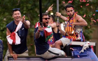Xứ Catalan mở hội, Barcelona tưng bừng rước 3 cúp vô địch