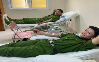 Hành động "không có gì lạ" của 3 cảnh sát cơ động đã cứu 1 người dân