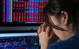 Chứng khoán tăng mạnh, Việt Nam-Index nhẹ nhàng vượt 1.300 điểm, sao nhiều nhà đầu tư vẫn "xa bờ"?