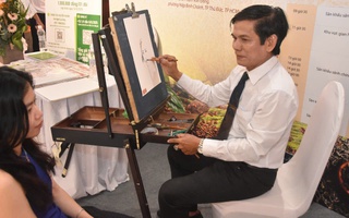 Khách tham quan thích thú nhận ký chân dung miễn phí tại chương trình "Tôn vinh cà phê, trà Việt"