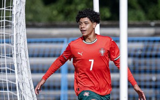Con trai Ronaldo tỏa sáng với cú đúp, giúp U15 Bồ Đào Nha vô địch