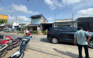 Người dân tháo chạy ra khỏi 10 căn nhà ở An Giang