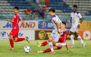 Tuấn Hải, Xuân Mạnh dính chấn thương, HLV Kim lo lắng