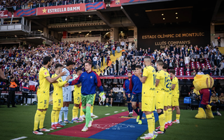 Barcelona thua trận cầu 5 bàn, mừng công ba cúp vô địch
