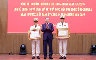 Trung tướng Tô Ân Xô, Trợ lý Tổng Bí thư, được tặng Huân chương Quân công hạng Ba