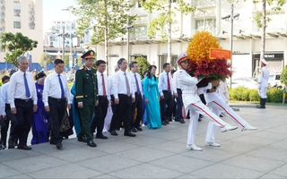 Lãnh đạo TP HCM dâng hoa tưởng niệm Chủ tịch Hồ Chí Minh