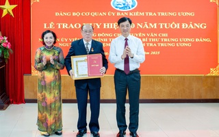 Ông Nguyễn Văn Chi nhận Huy hiệu 60 năm tuổi Đảng
