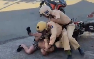 Khoảnh khắc công an khống chế bóng đá tỷ lệ kèo nhà cái đàn ông đi xe máy cầm rựa "múa" trên phố