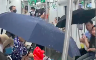Hành khách đi tàu metro Cát Linh - Hà Đông phải che ô vì dột nước