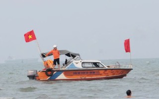 Đi ô tô tới tắm biển Cửa Lò lúc sáng sớm, đôi nam nữ trẻ tuổi tử vong