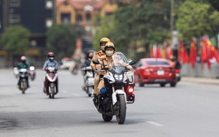 CSGT dùng mô tô đặc chủng mở đường đưa người phụ nữ bị tai nạn giao thông đi cấp cứu