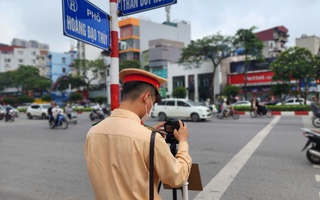CSGT đặt máy ghi hình, nhiều tài xế xe máy vượt đèn đỏ, đi lên vỉa hè bị phạt nguội