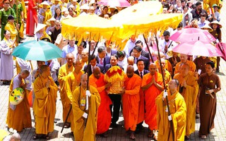 Hàng ngàn người đội nắng cung rước xá lợi Đức Phật về chùa Bái Đính