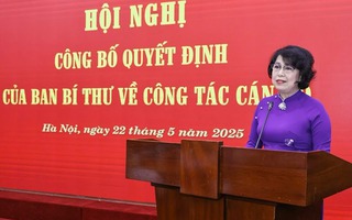 Trao quyết định nghỉ hưu trước tuổi đối với bà Tô Thị Bích Châu