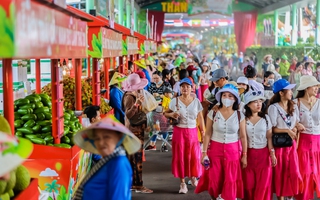 Livestream bán hàng nông sản tại Lễ hội trái cây Nam Bộ 2025