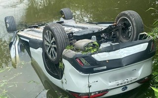 Người phụ nữ tử vong trong xe ô tô lật ngửa dưới ao