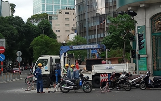 Đã di dời cột đèn giữa đường