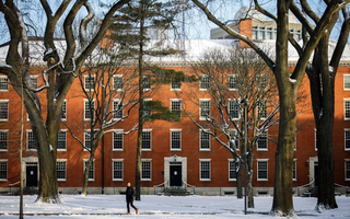 Mỹ ra lệnh mới với Đại học Harvard, sinh viên nước ngoài lao đao