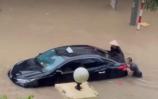 VIDEO: Mưa lớn, đẩy ô tô ngập trong biển nước