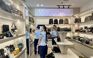 Truy quét hàng giả ở các trung tâm du lịch