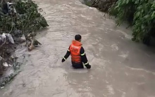 Đang tìm kiếm bé gái 10 tuổi bị nước cuốn trôi, nhiều nơi ở TP Biên Hòa ngập nặng