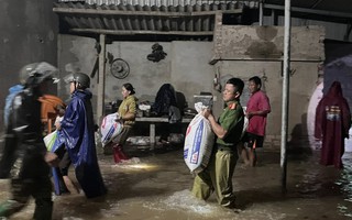 Nước lên nhanh, người dân Hà Tĩnh tất tả chạy lũ trong đêm
