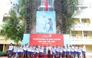 Bất ngờ tại lễ tổng kết năm học: Phụ huynh cũng được vinh danh