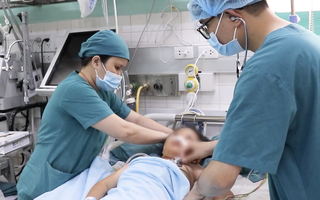 Bé gái 8 tuổi ở Phan Thiết bị cửa cuốn “nuốt trọn” khi chơi đùa