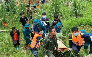 Vụ nước lũ cuốn trôi 3 mẹ con đi xe máy: Tìm thấy thi thể người mẹ