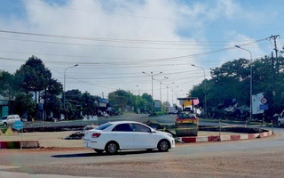 Gia Lai: Phá bỏ vòng xuyến Hàm Rồng hết... 5 tỉ đồng