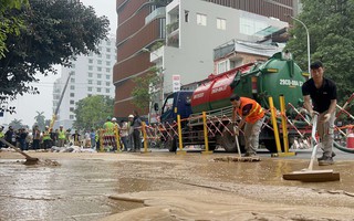 VIDEO: "Suối" bùn đất bất ngờ phun trào tại khu vực thi công dự án đường sắt Nhổn - ga Hà Nội