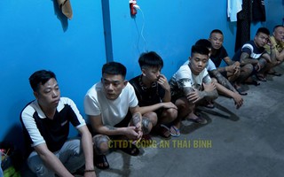 Phát hiện 28 nữ nhân viên quán karaoke trong khu nhà trọ rào kín dây thép gai, có camera giám sát