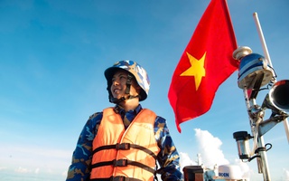 Cờ Tổ quốc kiêu hãnh bay phấp phới giữa biển khơi